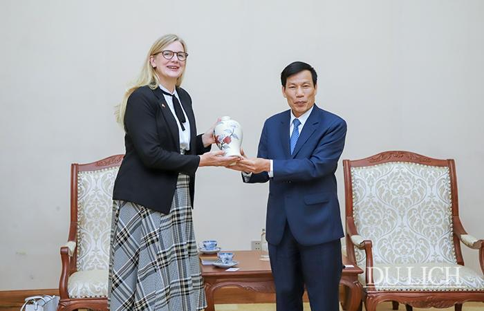 Bộ trưởng Nguyễn Ngọc Thiện tặng quà lưu niệm cho bà Ann Mawe, Đại sứ Thụy Điển tại Việt Nam.
